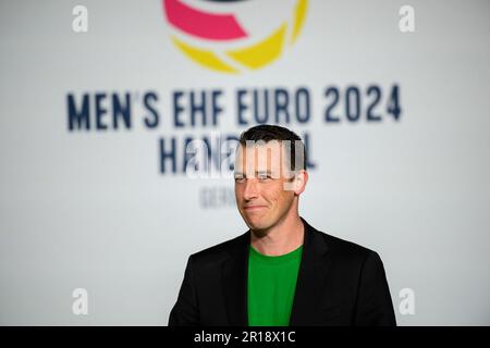 Dusseldorf, Germania. 10th maggio, 2023. Dominik KLEIN (ex giocatore di pallamano) dietro di sé il logo dell'EM Handball, sorteggio per il Campionato europeo 2024, il 10th maggio 2023 a Duesseldorf/Germania Credit: dpa/Alamy Live News Foto Stock