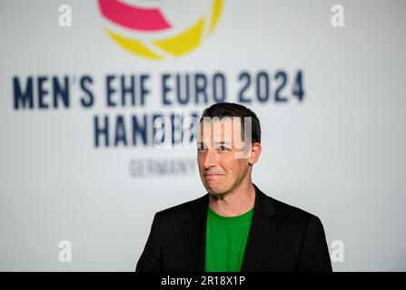 Dusseldorf, Germania. 10th maggio, 2023. Dominik KLEIN (ex giocatore di pallamano) dietro di sé il logo dell'EM Handball, sorteggio per il Campionato europeo 2024, il 10th maggio 2023 a Duesseldorf/Germania Credit: dpa/Alamy Live News Foto Stock