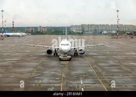 MOSCA, RUSSIA - il 1st maggio 2023: Il trattore è trainato su aereo Airfield Airbus di Tunisia Airlines in Vnukovo aeroporto internazionale Foto Stock