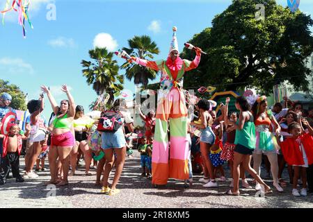 salvador, bahia, brasile - 1 gennaio 2023: I bambini si divertono a Pelourinho durante il carnevale nella città di Salvador. Foto Stock