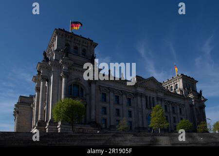 Berlino, Germania. 11th maggio, 2023. Il cielo blu incornicia l'edificio del Reichstag. Credit: Paul Zinken/dpa/Alamy Live News Foto Stock