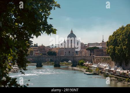 Un ponte con sculture su un fiume a Roma con vista sulla città vecchia Vaticano, Italia Foto Stock