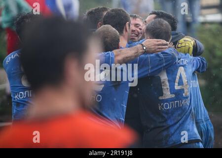 SWAMP SOCCER, FINLANDIA, 2014: I giocatori celebrano il successo della loro squadra. L'annuale Swamp Soccer World Championship 2014 a Ukkohalla a Hyrnsalmi, Finlandia. Fotografia: Rob Watkins. INFO: Swamp Soccer è un fenomeno sportivo bizzarro e fangoso. Giocata su terreni boggy, questo adattamento del calcio aggiunge un tocco di divertimento. I partecipanti si divertono nel caos, trasformando uno sport tradizionale in un'esperienza divertente e memorabile che attira sia giocatori che spettatori. Foto Stock