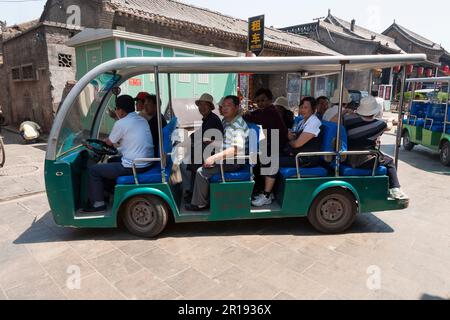 Tour elettrico cinese in autobus cart viaggio per le strade strette della città con gruppo turistico in estate sole / sole / giorno di sole a Pingyao, ufficialmente Pingyao antica città nel centro di Shanxi, Cina. PRC. (125) Foto Stock