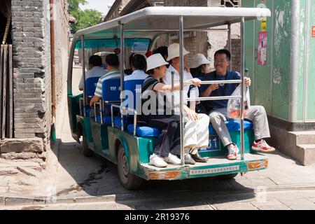 Tour elettrico cinese in autobus cart viaggio per le strade strette della città con gruppo turistico in estate sole / sole / giorno di sole a Pingyao, ufficialmente Pingyao antica città nel centro di Shanxi, Cina. PRC. (125) Foto Stock