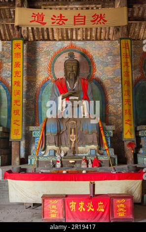 Santuario e altare con figura in terracotta / divinità di argilla / dei / statua di Dio in Taoismo in mostra al Tempio Taoista Qingxuguan nella città vecchia di Pingyao, Jinzhong, Shanxi, RPC. Cina. (125) Foto Stock