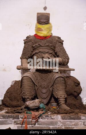 Figura di terracotta in terracotta nel processo di costruzione costruita a mano nella sezione di stanza umida studio di ceramica del tempio che mostra divinità / divinità / Dio figura statua in Taoismo in mostra al tempio taoista Qingxuguan nella città vecchia di Pingyao, Jinzhong, Shanxi, RPC. Cina. (125) Foto Stock