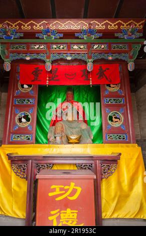 Santuario religioso con divinità o scultura a figura simile a Dio vicino a Feng Shui / Fengshi torre, Pingyao (antico) County Government Office Museum. PRC. Cina. (125) Foto Stock