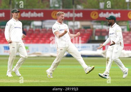 Tom Scriven (centro) di Leicestshire celebra il wicket di Sussex's Cheteshwar Pujara (non illustrato) catturato dal compagno di squadra Peter Handscomb il secondo giorno della partita LV= Insurance County Championship presso l'Uptonsteel County Ground di Leicester. Data immagine: Venerdì 12 maggio 2023. Foto Stock