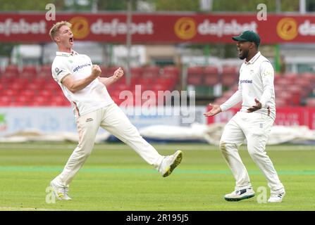 Tom Scriven di Leicestshire (a sinistra) celebra il wicket di Sussex Cheteshwar Pujara (non illustrato) catturato dal compagno di squadra Peter Handscomb il secondo giorno della partita LV= Insurance County Championship presso l'Uptonsteel County Ground di Leicester. Data immagine: Venerdì 12 maggio 2023. Foto Stock