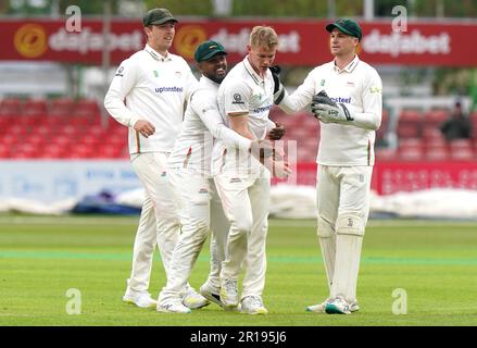 Tom Scriven (centro) di Leicestshire celebra il wicket di Sussex's Cheteshwar Pujara (non illustrato) catturato dal compagno di squadra Peter Handscomb il secondo giorno della partita LV= Insurance County Championship presso l'Uptonsteel County Ground di Leicester. Data immagine: Venerdì 12 maggio 2023. Foto Stock