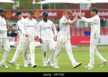 Tom Scriven di Leicestshire (secondo a destra) celebra il wicket del Sussex Cheteshwar Pujara (non illustrato) catturato dal compagno di squadra Peter Handscomb il secondo giorno della partita LV= Insurance County Championship presso l'Uptonsteel County Ground di Leicester. Data immagine: Venerdì 12 maggio 2023. Foto Stock