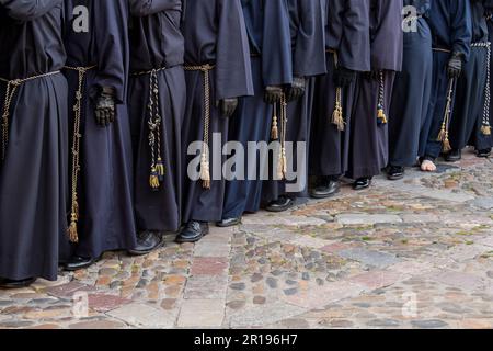 I membri della Confraternita di Gesù nel Sacramento e Santa Maria della Misericordia, Amparo de los Leoneses portano un Paso durante Semana Santa, Leon, Spagna Foto Stock