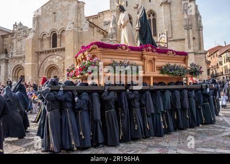 I membri della Confraternita di Gesù nel Sacramento e Santa Maria della Misericordia, Amparo de los Leoneses portano un Paso durante Semana Santa, Leon, Spagna Foto Stock