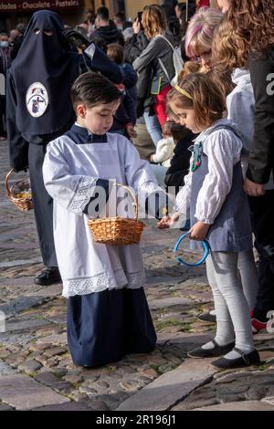 I membri della Confraternita di Gesù nel Sacramento e Santa Maria della Misericordia, Amparo de los Leoneses portano un Paso durante Semana Santa, Leon, Spagna Foto Stock