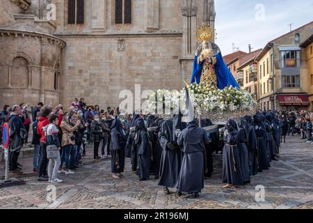 I membri della Confraternita di Gesù nel Sacramento e Santa Maria della Misericordia, Amparo de los Leoneses portano un Paso durante Semana Santa, Leon, Spagna Foto Stock