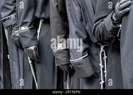 I membri della Cofradía del Cristo del Gran Poder portano un Paso durante una processione di Semana Santa a Leon, Spagna Foto Stock