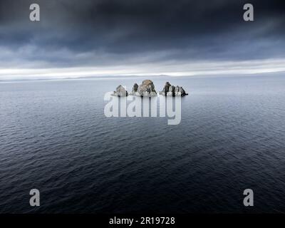 La vista aerea di Shag Rocks è isolata nell'Oceano Atlantico vicino a Whiteway Terranova lungo la costa orientale del Canada. Foto Stock