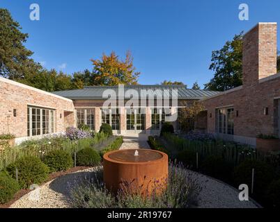 Vista generale dall'entrata. Berkhamsted House, Berkhamsted, Regno Unito. Architetto: Kirkland Fraser Moor, 2022. Foto Stock