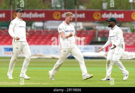 Tom Scriven (centro) di Leicestshire celebra il wicket di Sussex's Cheteshwar Pujara (non illustrato) catturato dal compagno di squadra Peter Handscomb il secondo giorno della partita LV= Insurance County Championship presso l'Uptonsteel County Ground di Leicester. Data immagine: Venerdì 12 maggio 2023. Foto Stock