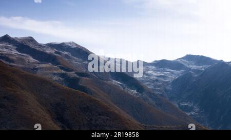 Vista mozzafiato delle maestose catene montuose di Gaoshan Dachuan nella provincia cinese di Sichuan Foto Stock