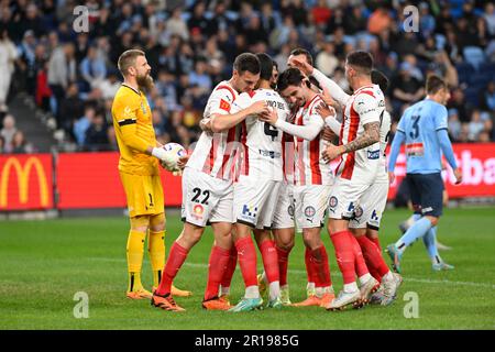 12th maggio 2023; Allianz Stadium, Sydney, NSW, Australia: A-League Football, Finals Series, Sydney FC contro Melbourne City; i giocatori di Melbourne si congratulano con Mathew Leckie di Melbourne City dopo aver totulato 1-0 punti nel 18th minuto Foto Stock