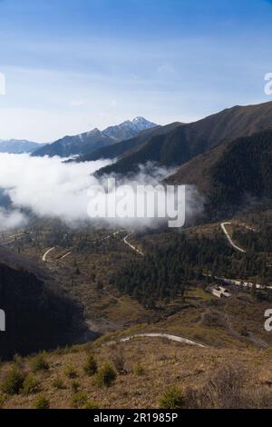 Vista mozzafiato delle maestose catene montuose di Gaoshan Dachuan nella provincia cinese di Sichuan Foto Stock