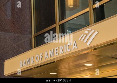 Boston, ma, US-21 marzo 2023: Segno Reading Bank of America in moderno edificio di uffici. Bank of America è una società di servizi bancari e finanziari Foto Stock