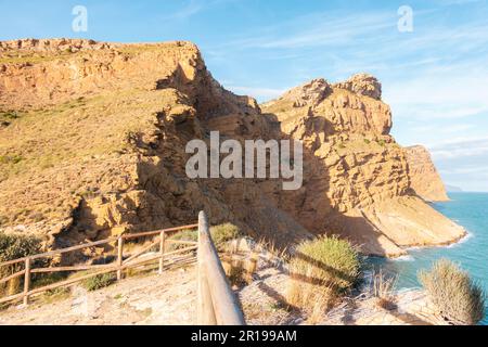 Parco Naturale Sierra Helada, Benidorm, Spagna. Paesaggio della costa mediterranea con scogliere di montagne vicino alla torre di osservazione di Les Caletes, conosciuta anche come Foto Stock