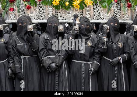 I membri della Cofradía del Cristo del Gran Poder portano un Paso durante una processione di Semana Santa a Leon, Spagna Foto Stock