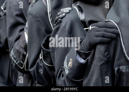 I membri della Cofradía del Cristo del Gran Poder portano un Paso durante una processione di Semana Santa a Leon, Spagna Foto Stock