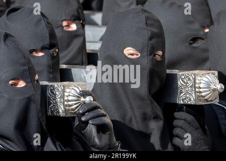 I membri della Cofradía del Cristo del Gran Poder portano un Paso durante una processione di Semana Santa a Leon, Spagna Foto Stock