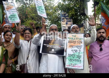 Kolkata, India. 11th maggio, 2023. Gli attivisti del Bharatiya Janata Party prendono parte alla dimostrazione la decissione del governo Bnegal occidentale di bandire 'il film Kerala Story il 11 maggio 2023 a Kolkata, India. (Foto di saikat paul/Eyepix Group/Sipa USA) Credit: Sipa USA/Alamy Live News Foto Stock