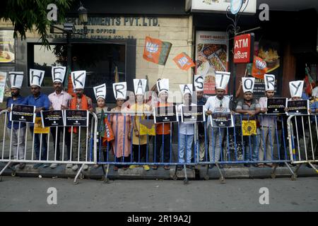 Kolkata, India. 11th maggio, 2023. Gli attivisti del Bharatiya Janata Party prendono parte alla dimostrazione la decissione del governo Bnegal occidentale di bandire 'il film Kerala Story il 11 maggio 2023 a Kolkata, India. (Foto di saikat paul/Eyepix Group/Sipa USA) Credit: Sipa USA/Alamy Live News Foto Stock