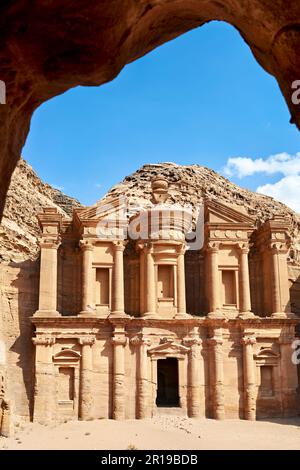 Giordania. Sito archeologico di Petra. Ad Deir. Il Monastero Foto Stock