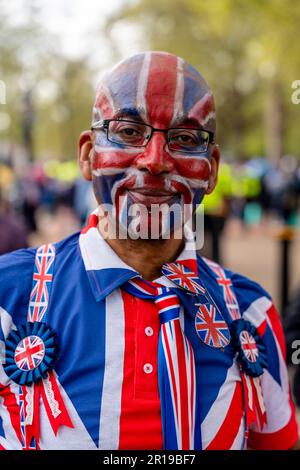 Le persone si riuniscono/si accampano al Mall per guardare la processione del Re il giorno prima dell'incoronazione di Re Carlo III, Londra, Regno Unito. Foto Stock