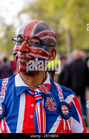 Le persone si riuniscono/si accampano al Mall per guardare la processione del Re il giorno prima dell'incoronazione di Re Carlo III, Londra, Regno Unito. Foto Stock