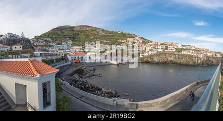 Isola di Madeira Portogallo - 04 21 2023: Vista panoramica sulla baia di Câmara do Lobos e il porto, un piccolo villaggio turistico di pescatori, viale principale di fronte alla se Foto Stock