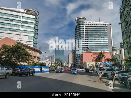 Luanda Angola - 03 24 2023: Vista sulla strada Rainha Ginga, sede di Sonangol, compagnia petrolifera pubblica angolana, edifici del centro, persone e veicoli Foto Stock