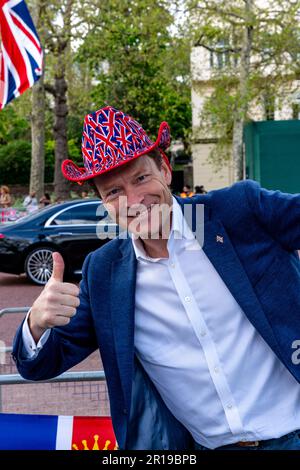 Richard Tice leader del partito britannico di riforma pone per Una foto mentre sul Mall per l'incoronazione di re Carlo III Foto Stock