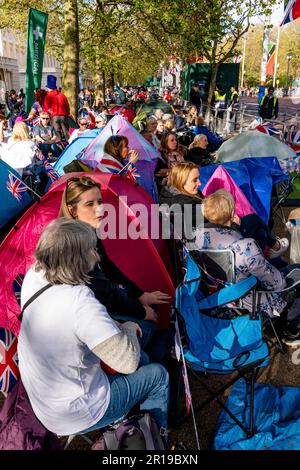 Il popolo britannico accampò sul Mall per l'incoronazione di Re Carlo III, Londra, Regno Unito. Foto Stock