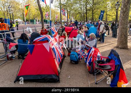 Il popolo britannico accampò sul Mall per l'incoronazione di Re Carlo III, Londra, Regno Unito. Foto Stock