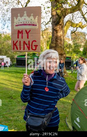 Una donna anziana si trova sul Mall con un cartello con la scritta "My King" prima dell'incoronazione di Re Carlo III, Londra, Regno Unito. Foto Stock