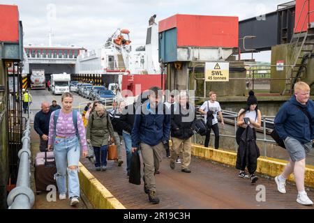 Ardrossan, Regno Unito. 12th maggio, 2023. REGNO UNITO. Dopo diverse settimane di ritardi a causa di problemi di manutenzione, la MV Alfred è entrata oggi nel servizio CALMAC con i suoi primi velieri sulla West Coast Arran Route. Il catamarano, noleggiato da Pentland Ferries, dovrebbe viaggiare tra Ardrossan e Brodick due volte al giorno e può essere utilizzato per altri incroci, tra cui Loch Maddy e Ullapool. Credit: Findlay/Alamy Live News Foto Stock