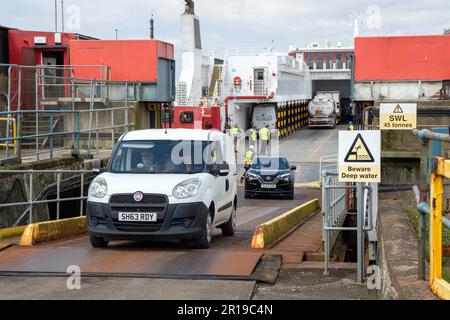 Ardrossan, Regno Unito. 12th maggio, 2023. REGNO UNITO. Dopo diverse settimane di ritardi a causa di problemi di manutenzione, la MV Alfred è entrata oggi nel servizio CALMAC con i suoi primi velieri sulla West Coast Arran Route. Il catamarano, noleggiato da Pentland Ferries, dovrebbe viaggiare tra Ardrossan e Brodick due volte al giorno e può essere utilizzato per altri incroci, tra cui Loch Maddy e Ullapool. Credit: Findlay/Alamy Live News Foto Stock