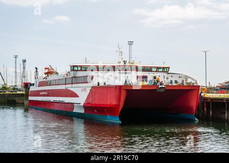 Ardrossan, Regno Unito. 12th maggio, 2023. REGNO UNITO. Dopo diverse settimane di ritardi a causa di problemi di manutenzione, la MV Alfred è entrata oggi nel servizio CALMAC con i suoi primi velieri sulla West Coast Arran Route. Il catamarano, noleggiato da Pentland Ferries, dovrebbe viaggiare tra Ardrossan e Brodick due volte al giorno e può essere utilizzato per altri incroci, tra cui Loch Maddy e Ullapool. Credit: Findlay/Alamy Live News Foto Stock