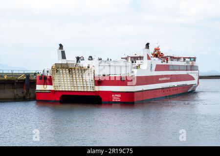 Ardrossan, Regno Unito. 12th maggio, 2023. REGNO UNITO. Dopo diverse settimane di ritardi a causa di problemi di manutenzione, la MV Alfred è entrata oggi nel servizio CALMAC con i suoi primi velieri sulla West Coast Arran Route. Il catamarano, noleggiato da Pentland Ferries, dovrebbe viaggiare tra Ardrossan e Brodick due volte al giorno e può essere utilizzato per altri incroci, tra cui Loch Maddy e Ullapool. Credit: Findlay/Alamy Live News Foto Stock