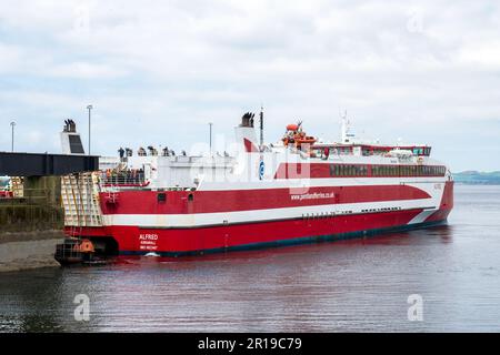 Ardrossan, Regno Unito. 12th maggio, 2023. REGNO UNITO. Dopo diverse settimane di ritardi a causa di problemi di manutenzione, la MV Alfred è entrata oggi nel servizio CALMAC con i suoi primi velieri sulla West Coast Arran Route. Il catamarano, noleggiato da Pentland Ferries, dovrebbe viaggiare tra Ardrossan e Brodick due volte al giorno e può essere utilizzato per altri incroci, tra cui Loch Maddy e Ullapool. Credit: Findlay/Alamy Live News Foto Stock