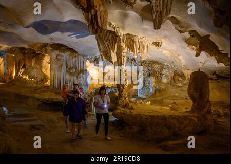 All'interno della grotta di Thien Canh Son, su una delle tipiche isole calcaree di Bai Tu Long Bay, Halong Bay, Vietnam. Foto Stock