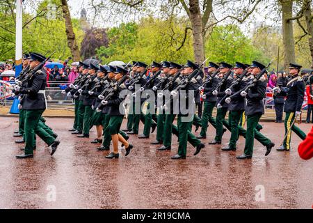 I soldati dell'esercito britannico marciano lungo il Mall come parte della processione del Re, l'incoronazione di Re Carlo III, Londra, Regno Unito. Foto Stock